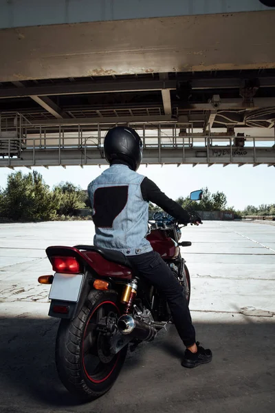 Homem Assento Motocicleta Homem Capacete Posando Motocicleta Motociclista Capacete Preto — Fotografia de Stock