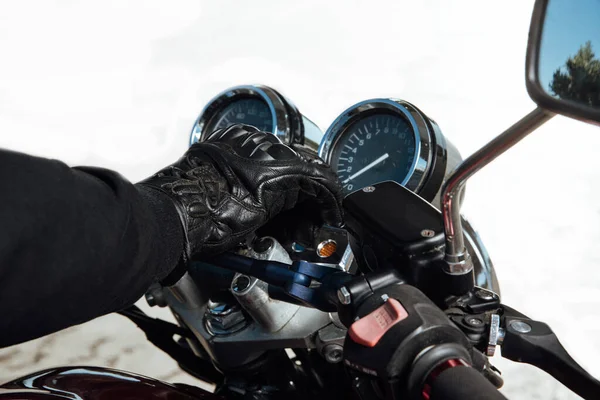 Ember Lovagol Egy Motorkerékpár Városban Fiatal Ember Sisak Felszerelés Lovagol — Stock Fotó