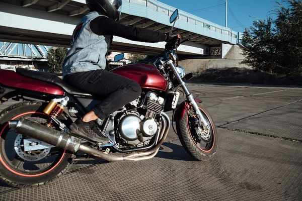 Hombre Monta Una Motocicleta Ciudad Joven Casco Equipo Monta Una —  Fotos de Stock