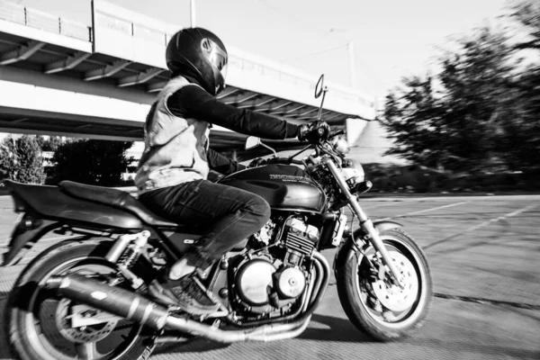 Hombre Monta Una Motocicleta Ciudad Joven Con Casco Equipo Monta —  Fotos de Stock