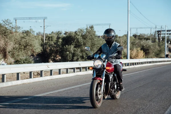 Homem Monta Uma Motocicleta Cidade Jovem Capacete Equipamento Monta Uma — Fotografia de Stock