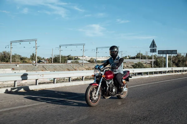 Man Åker Motorcykel Staden Ung Man Hjälm Och Utrustning Åker — Stockfoto