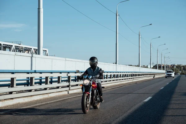 Hombre Monta Una Motocicleta Ciudad Joven Casco Equipo Monta Una —  Fotos de Stock