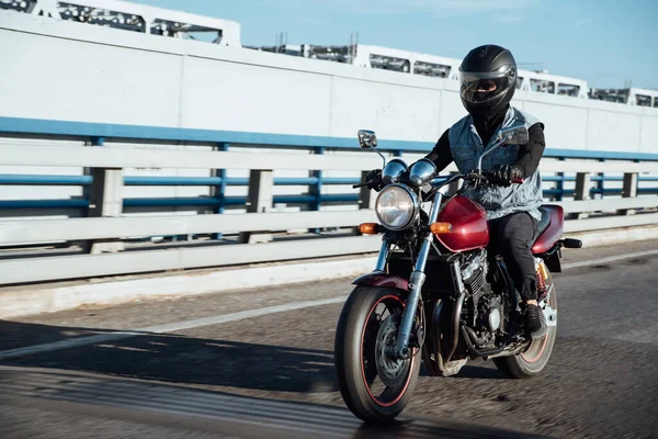 Man Åker Motorcykel Staden Ung Man Hjälm Och Utrustning Åker — Stockfoto