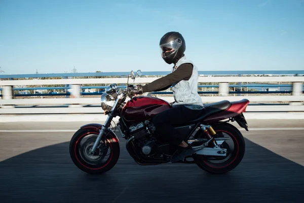 Man Åker Motorcykel Staden Ung Man Hjälm Och Utrustning Åker — Stockfoto