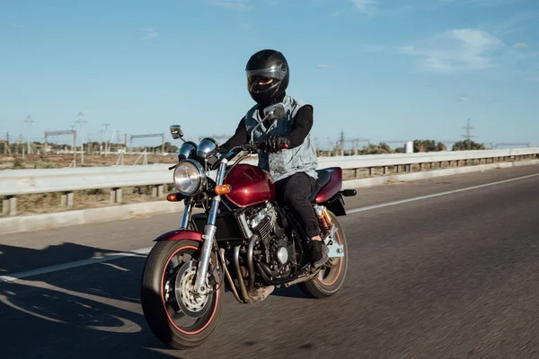 Man Åker Motorcykel Staden Ung Man Hjälm Och Utrustning Åker — Stockfoto