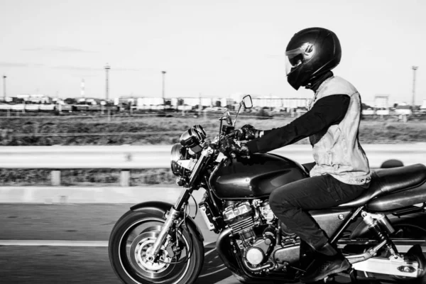 Hombre Monta Una Motocicleta Ciudad Joven Con Casco Equipo Monta —  Fotos de Stock