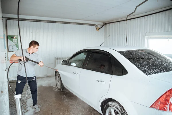 Disparo Hombre Lavando Coche Bajo Agua Alta Presión Aire Libre — Foto de Stock