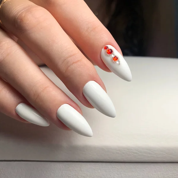 Mãos Uma Mulher Com Manicure Branco Design Pregos Conceito Salão — Fotografia de Stock