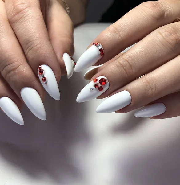 Manos Una Mujer Con Manicura Blanca Diseño Claves Manicura Concepto —  Fotos de Stock