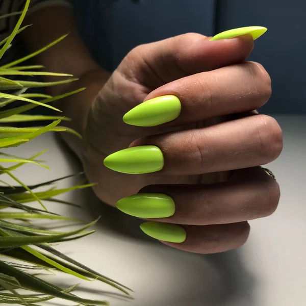 Manicura Verde Mãos Uma Mulher Com Manicure Verde Pregos Conceito — Fotografia de Stock
