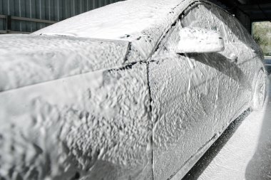 Sabunla araba yıkama. Sabunla yıkama, araba yıkama. Araba yıkamada köpükle sabunlama..