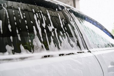 Sabunla araba yıkama. Sabunla yıkama, araba yıkama. Araba yıkamada köpükle sabunlama..