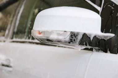 Sabunla araba yıkama. Sabunla yıkama, araba yıkama. Araba yıkamada köpükle sabunlama..