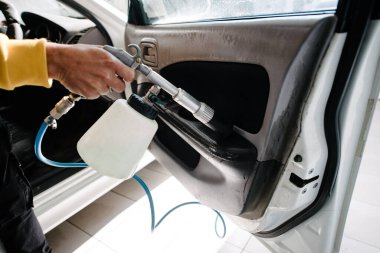 Araba içi profesyonel kuru temizleme. Arabanın içindeki parçaları özel kimyasallarla kuru temizleme.