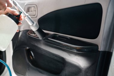 Araba içi profesyonel kuru temizleme. Arabanın içindeki parçaları özel kimyasallarla kuru temizleme.