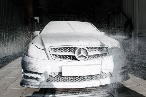 Автомойка Стирание Автомобиля Mercedes Автомойке Самообслуживания — стоковое фото