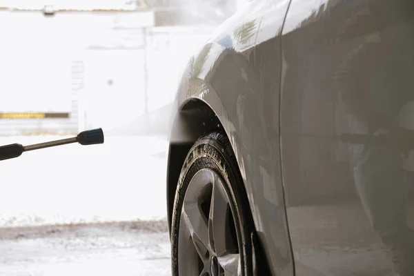 Araba Yıkama Araba Temizleme Suyu Kullanımı Yüksek Basınçlı Erkek Işçi — Stok fotoğraf