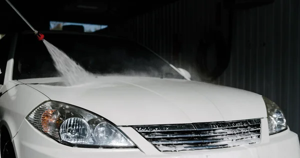 Автомийка Очищення Автомобіля Використовуючи Воду Високого Тиску Чоловічий Працівник Миє — стокове фото