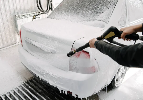 Mycie Samochodów Czyszczenie Samochodu Przy Użyciu Wody Wysokociśnieniowej Mężczyzna Pracownik — Zdjęcie stockowe