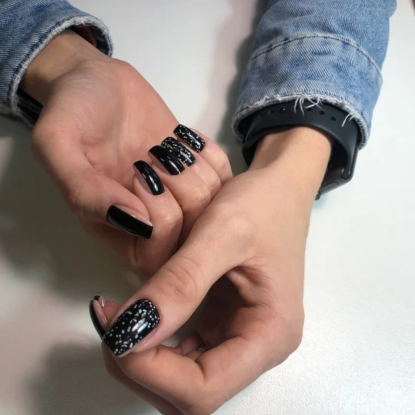 黑色的指甲 指甲上有黑色指甲的女人的手 美容美发沙龙的概念 文字或标志的空白处 — 图库照片