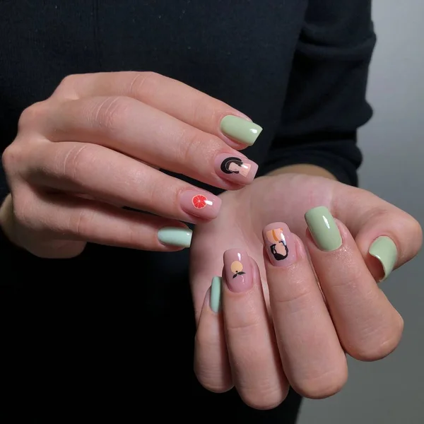 Manicura Multicolor Cerca Las Manos Mujer Joven Con Manicure Bright — Foto de Stock