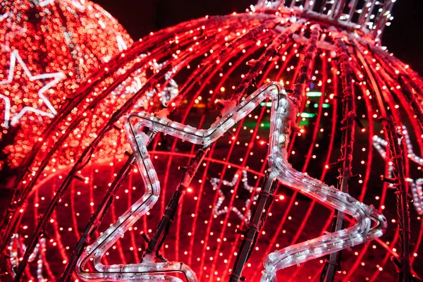 Grinalda Rua Grande Forma Brinquedo Forma Uma Bola Natal Vermelha — Fotografia de Stock
