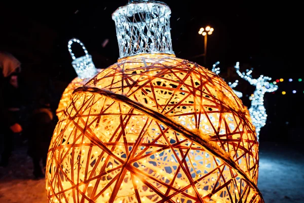 Guirnalda Calle Grande Forma Juguete Forma Una Bola Navidad Amarilla —  Fotos de Stock