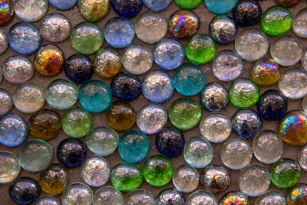Краплі Води Декоративних Круглих Скляних Каменях — стокове фото