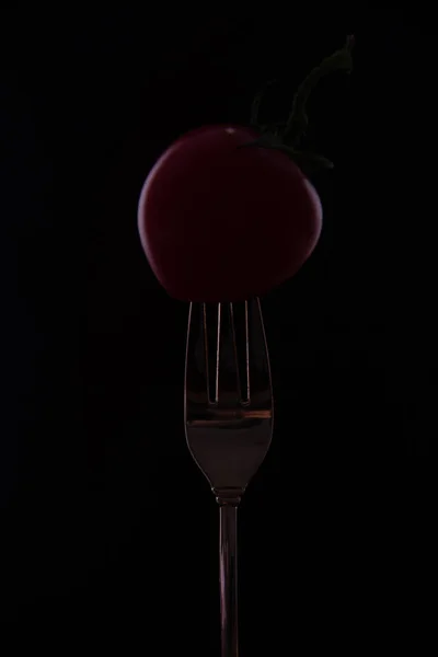 Une Tomate Cerise Rouge Est Placée Sur Bout Une Fourchette — Photo