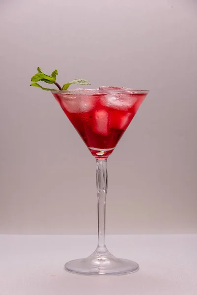 Martini Glas Med Röd Alkoholhaltig Dryck Och Mynta Filial — Stockfoto
