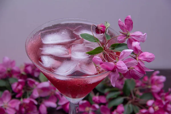 Coquetel Doce Com Gelo Derramado Copo Martini Gotas Água Fria — Fotografia de Stock