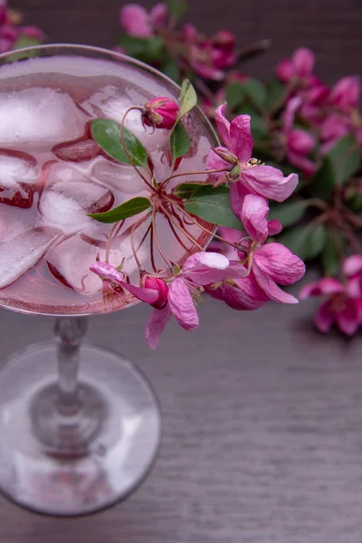 Söt Alkoholhaltig Dryck Med Hälls Ett Martini Glas Glas Och — Stockfoto