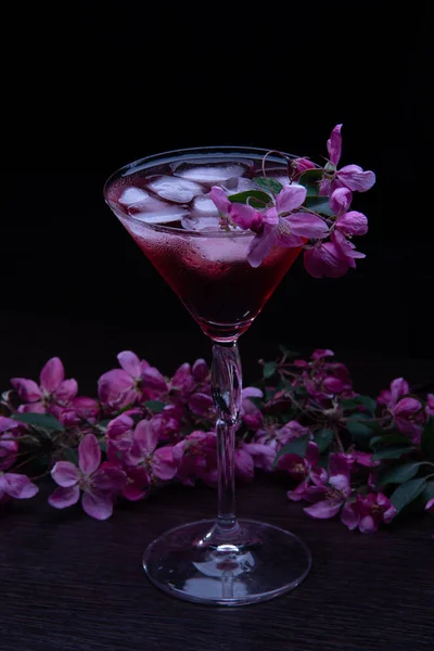 Söt Alkoholhaltig Dryck Med Hälls Ett Martini Glas Glas Och — Stockfoto