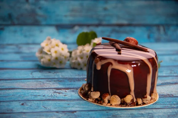 Ein Kleiner Runder Kuchen Mit Schokoladenglasur Und Nüssen Zweige Weißer — Stockfoto