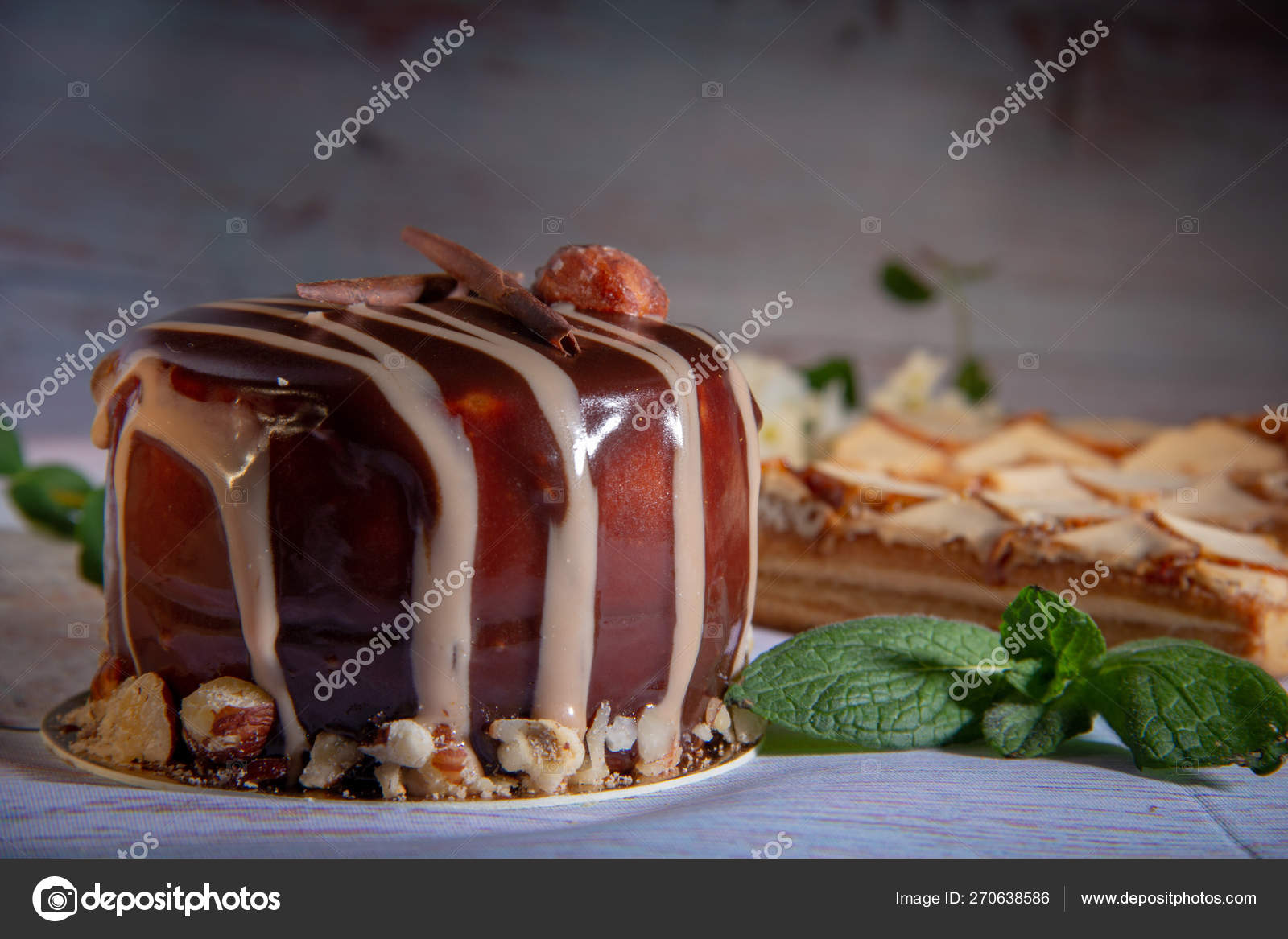 チョコレートアイシングとナッツ おいしいクッキー 木製の背景に香りのミントの枝で飾られたラウンドケーキ ストック写真 C Elenyska