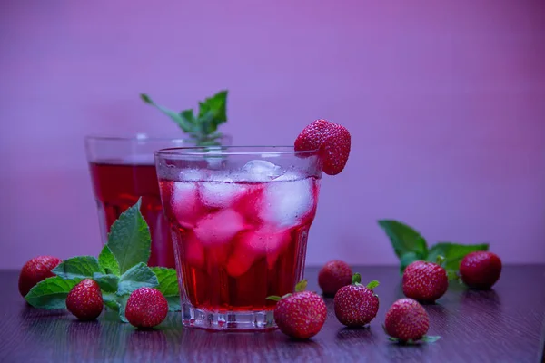 Two Glasses Red Drink Ice Table Ripe Strawberries Aromatic Mint — Stock Photo, Image