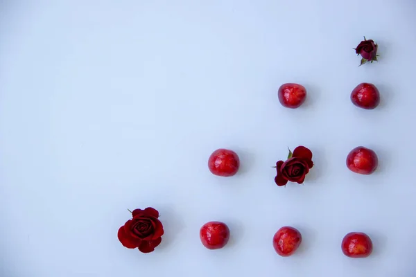 Baies Cerises Douces Mûres Roses Rouges Parfumées Sur Fond Blanc — Photo