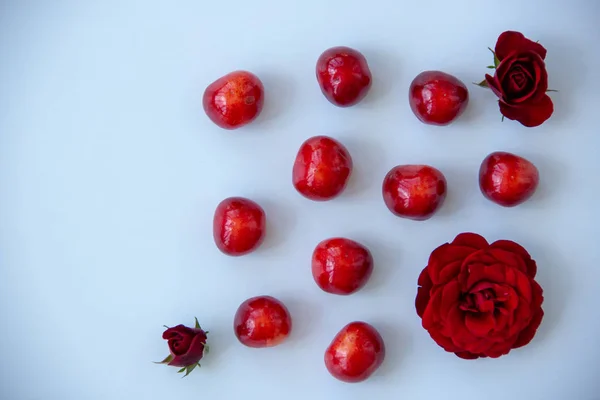 Baies Cerises Douces Mûres Roses Rouges Parfumées Sur Fond Blanc — Photo