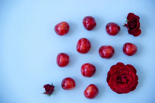 Baies Cerises Douces Mûres Roses Rouges Parfumées Sur Fond Blanc — Photo