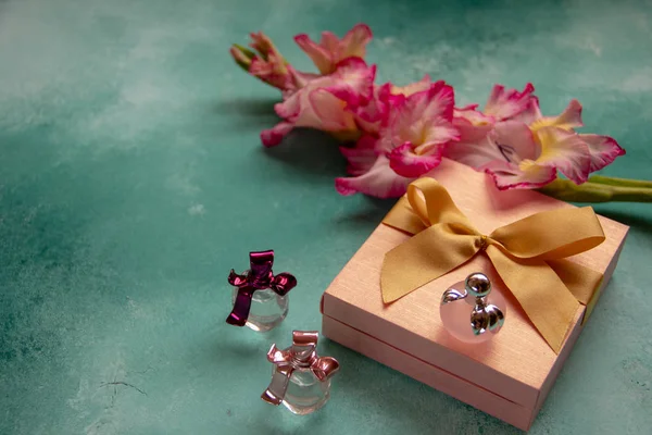 Egy Kis Díszdobozban Díszített Arany Három Parfümös Palack Virágzó Rózsaszín — Stock Fotó
