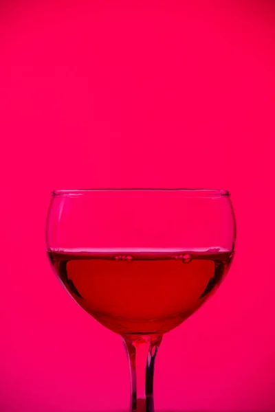 Γυάλινο Κύπελλο Ποτό Φωτεινό Ροζ Φόντο — Φωτογραφία Αρχείου
