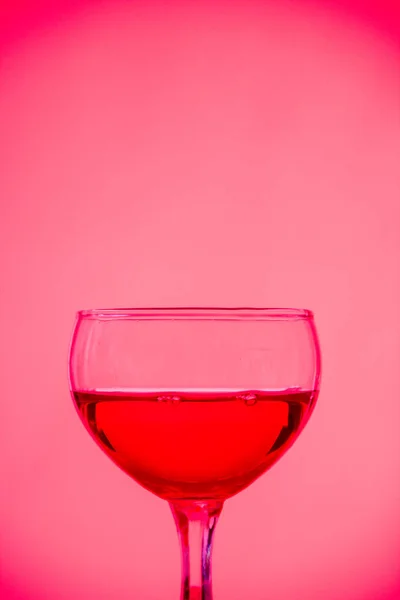 Γυάλινο Κύπελλο Ποτό Φωτεινό Ροζ Φόντο — Φωτογραφία Αρχείου