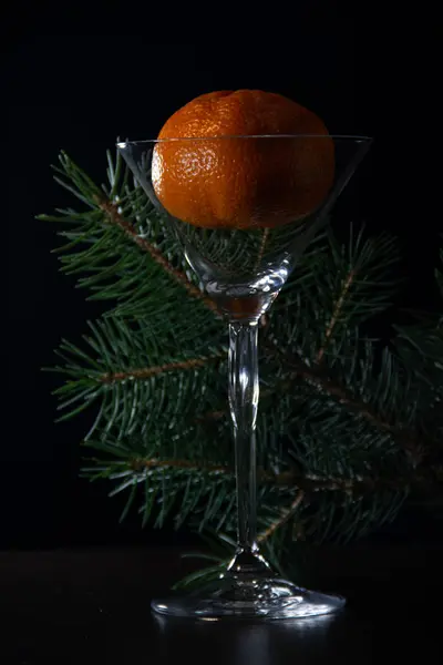 Apelsin Mogen Tangerine Julgran Filial Martini Glas Svart Bakgrund — Stockfoto