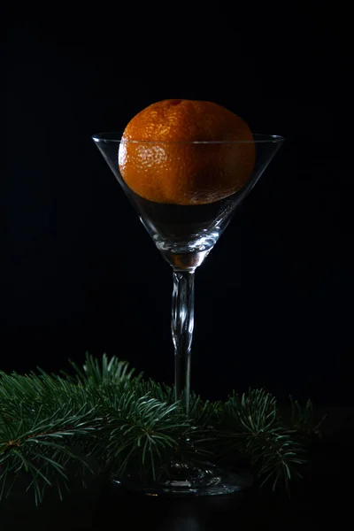 Apelsin Mogen Tangerine Julgran Filial Martini Glas Svart Bakgrund — Stockfoto