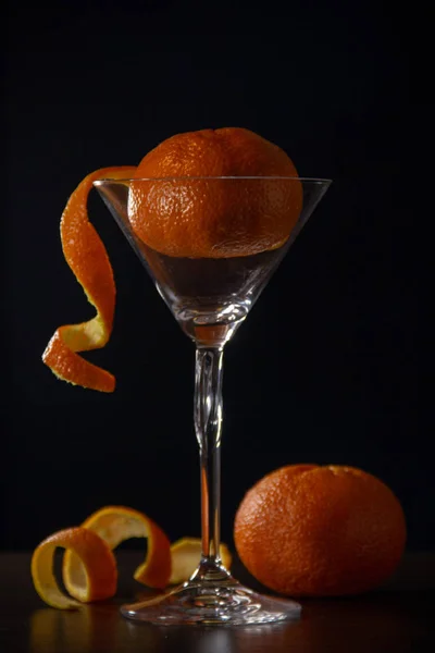 Dois Tangerina Laranja Madura Calcanhar Forma Uma Espiral Vidro Martini — Fotografia de Stock