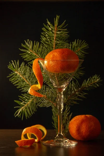 Två Orange Mogen Mandarin Skal Form Spiral Gren Julgran Martini — Stockfoto