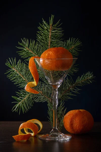 Два Апельсиновых Спелых Мандарина Кожура Виде Спирали Ветка Рождественской Елки — стоковое фото