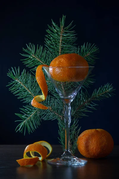 Mogen Mandarin Med Skal Form Spiral Martini Glas Orange Orange — Stockfoto