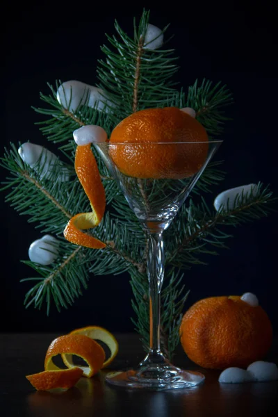 Mogen Mandarin Med Skal Form Spiral Martini Glas Vit Snö — Stockfoto